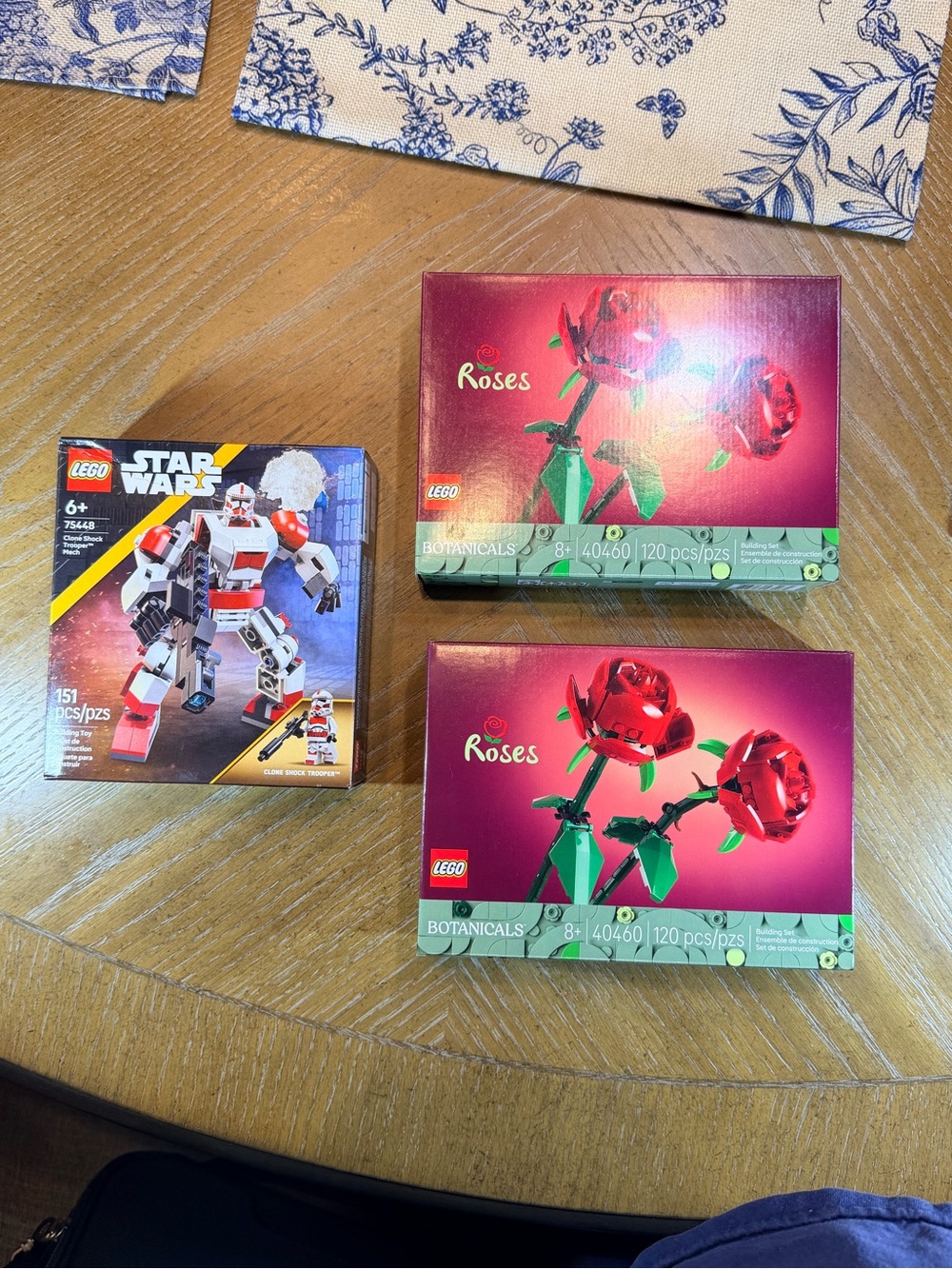 Lego multiple sets, x2 Roses Botanicals and 1 Ct. Stormtrooper
Mech suit